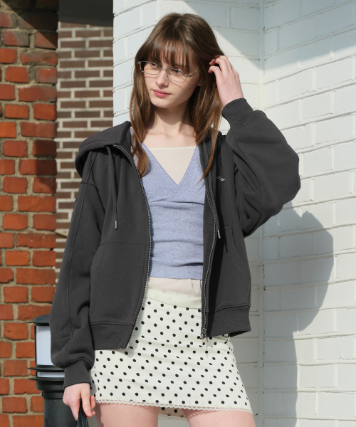 ROLAROLA(ロラロラ)の「SIMPLE LOGO HOOD ZIP-UP CHARCOAL(パーカー・レディース・チャコール・FREE)」の2枚目の写真