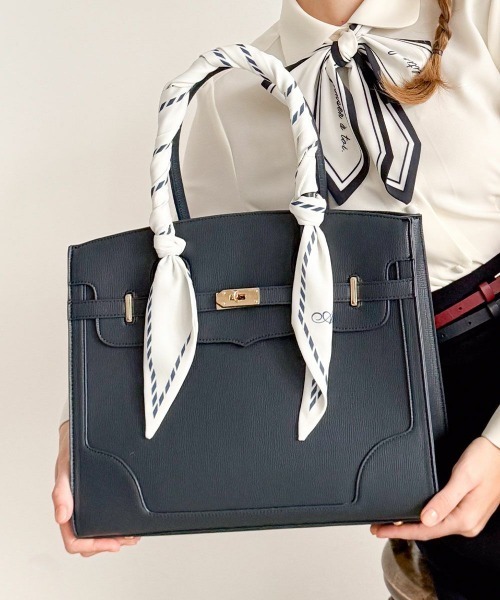 an another angelus（アンアナザーアンジェラス）の「スカーフハンドルフェイクレザートートバッグ/fint フィント（トートバッグ・レディース・ピンクベージュ/ネイビー・FREE）」の2枚目の写真