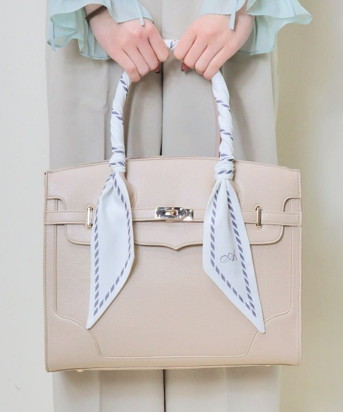 an another angelus（アンアナザーアンジェラス）の「スカーフハンドルフェイクレザートートバッグ/fint フィント（トートバッグ・レディース・ピンクベージュ/ネイビー・FREE）」の4枚目の写真