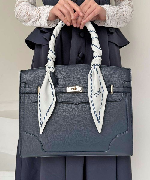 an another angelus（アンアナザーアンジェラス）の「スカーフハンドルフェイクレザートートバッグ/fint フィント（トートバッグ・レディース・ピンクベージュ/ネイビー・FREE）」の5枚目の写真