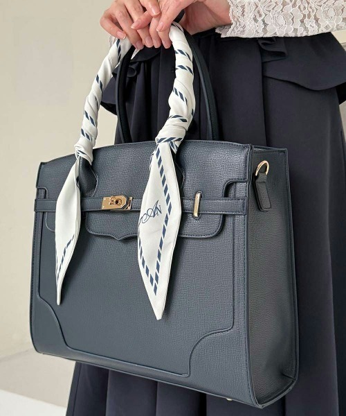 an another angelus（アンアナザーアンジェラス）の「スカーフハンドルフェイクレザートートバッグ/fint フィント（トートバッグ・レディース・ピンクベージュ/ネイビー・FREE）」の6枚目の写真