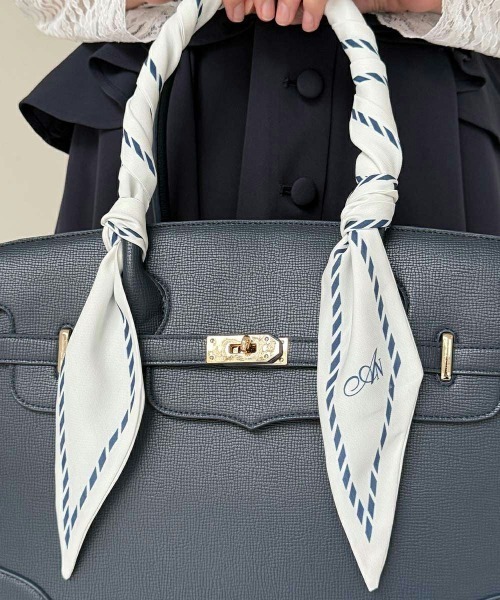 an another angelus（アンアナザーアンジェラス）の「スカーフハンドルフェイクレザートートバッグ/fint フィント（トートバッグ・レディース・ピンクベージュ/ネイビー・FREE）」の7枚目の写真