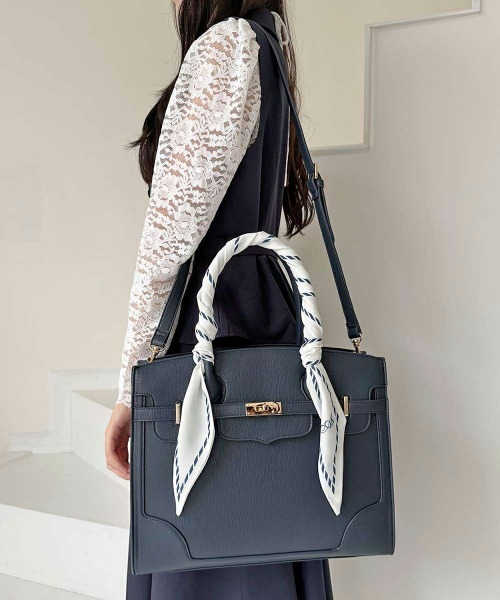 an another angelus（アンアナザーアンジェラス）の「スカーフハンドルフェイクレザートートバッグ/fint フィント（トートバッグ・レディース・ピンクベージュ/ネイビー・FREE）」の10枚目の写真