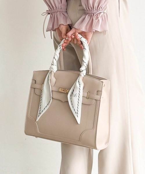 an another angelus（アンアナザーアンジェラス）の「スカーフハンドルフェイクレザートートバッグ/fint フィント（トートバッグ・レディース・ピンクベージュ/ネイビー・FREE）」の3枚目の写真