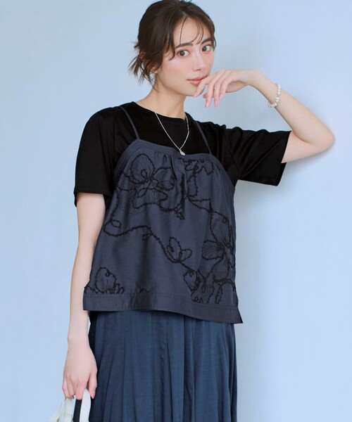 23区 L(ニジュウサンクオオキイサイズ)の「シアーエンブロイダリー キャミソール コンビ Tシャツ(Tシャツ/カットソー・レディース・ブラック系/ベージュ系/ホワイト系・44/46/48)」の2枚目の写真