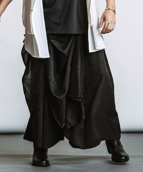 NO ID.（ノーアイディ）の「【NO ID.】Gather Baggy Drape Trousers / ギャザー バギー ドレープ トラウザーズ（その他パンツ・メンズ・その他23/ブラック・2/1）」の2枚目の写真