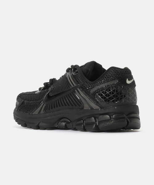 NIKE(ナイキ)の「NIKE W ZOOM VOMERO 5 II6236-001(スニーカー・レディース・ブラック・25cm/24.5cm/24cm/23.5cm/23cm)」の3枚目の写真