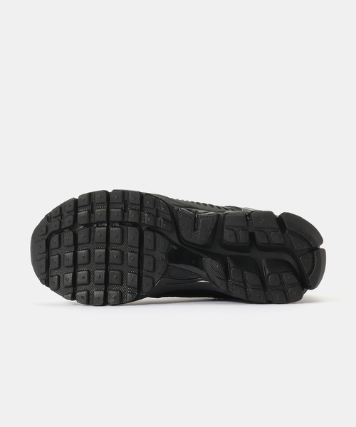 NIKE(ナイキ)の「NIKE W ZOOM VOMERO 5 II6236-001(スニーカー・レディース・ブラック・25cm/24.5cm/24cm/23.5cm/23cm)」の4枚目の写真