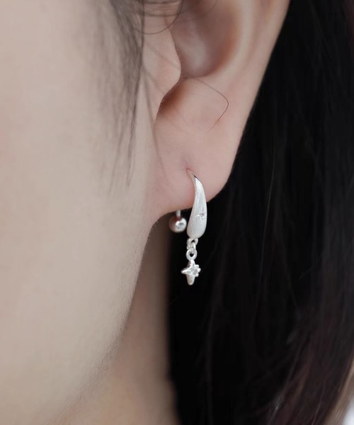 LA VORAGINE(ラ ヴォラジネ)の「ヘアライン クロススター ピアス シルバー ユニセックス ミニマル(ピアス(両耳用)・レディース・シルバー・FREE)」の2枚目の写真