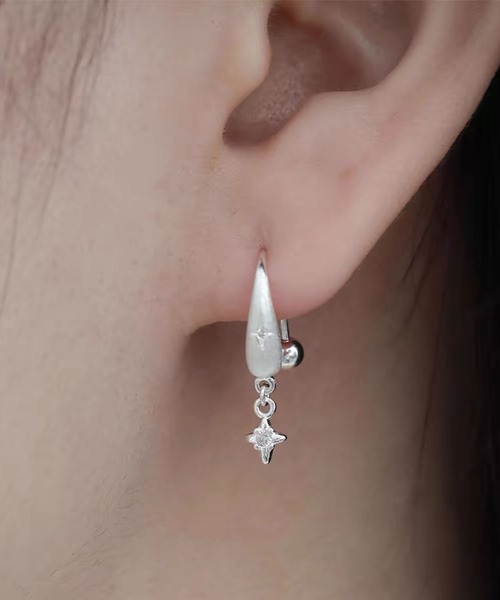LA VORAGINE(ラ ヴォラジネ)の「ヘアライン クロススター ピアス シルバー ユニセックス ミニマル(ピアス(両耳用)・レディース・シルバー・FREE)」の3枚目の写真