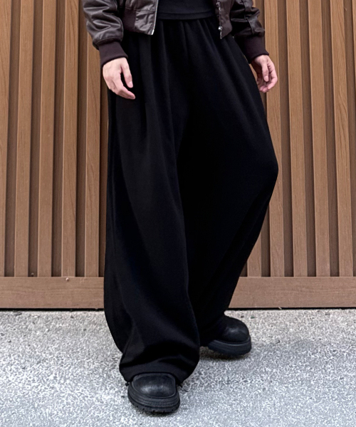 FUZZY SCAN（ファジスキャン）の「シグニチャーカーブドバルーンパンツブラック（スウェットパンツ・レディース・ブラック・ONE SIZE/TWO）」の3枚目の写真