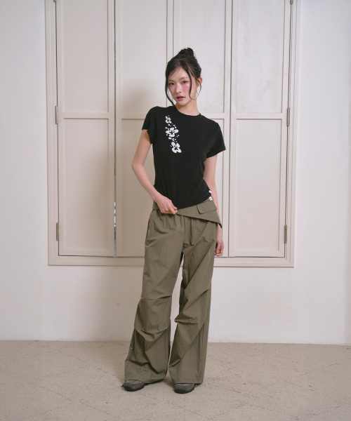 THE GREEN LAB（ザグリーンラボ）の「フラワーエッセンシャルクロップ半袖Tシャツ[ブラック]（Tシャツ/カットソー・レディース・その他・FREE）」の2枚目の写真