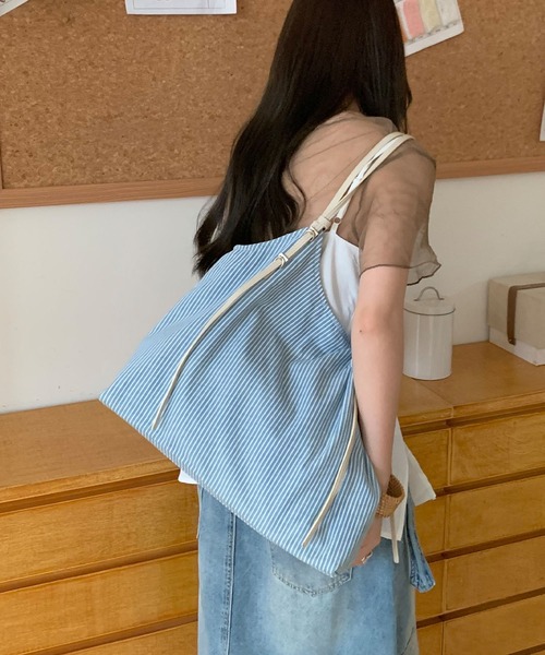 FINEnough(ファインナフ)の「ヒッコリー合皮ひもショルダーバッグ(ショルダーバッグ・レディース・サックスブルー/ブルー・FREE)」の7枚目の写真