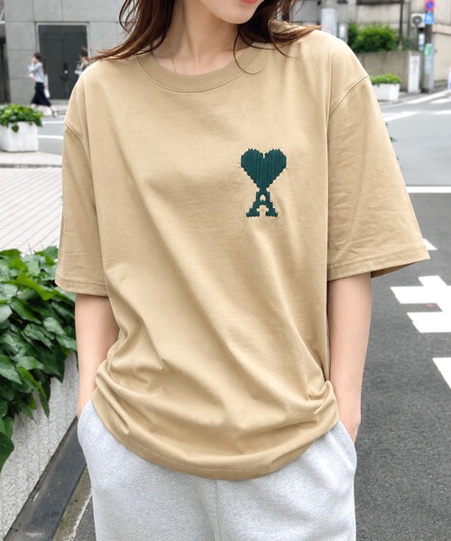 AMI Alexandre Mattiussi(アミアレクサンドルマテュッシ)の「【AMI PARIS】アミ パリス ヘビーコットンジャージー Ami De Coeur Tシャツ(Tシャツ/カットソー・レディース・ベージュ/アイボリー・S/L/M/XL)」の2枚目の写真