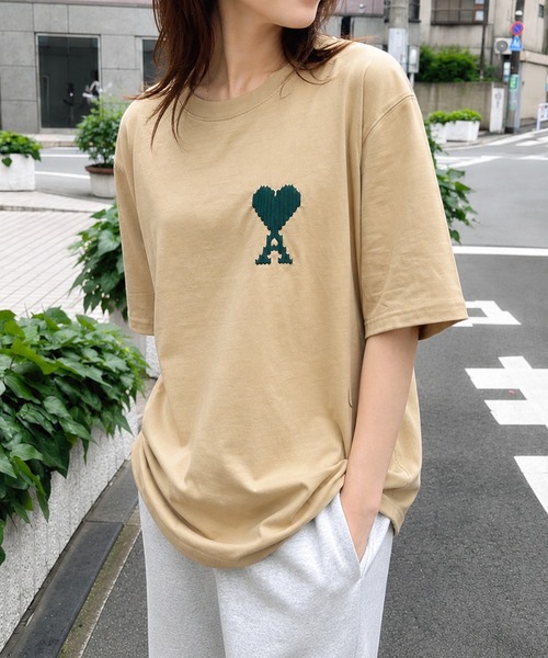 AMI Alexandre Mattiussi(アミアレクサンドルマテュッシ)の「【AMI PARIS】アミ パリス ヘビーコットンジャージー Ami De Coeur Tシャツ(Tシャツ/カットソー・レディース・ベージュ/アイボリー・S/L/M/XL)」の7枚目の写真