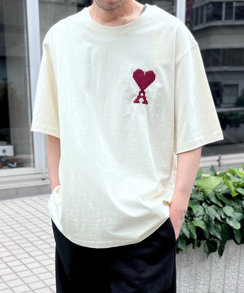 AMI Alexandre Mattiussi(アミアレクサンドルマテュッシ)の「【AMI PARIS】アミ パリス ヘビーコットンジャージー Ami De Coeur Tシャツ(Tシャツ/カットソー・レディース・ベージュ/アイボリー・S/L/M/XL)」の4枚目の写真