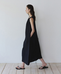 YEARNING（イヤニング）の「SHIRRING LONG SLEEVELESS DRESS, BLACK（ワンピース）」