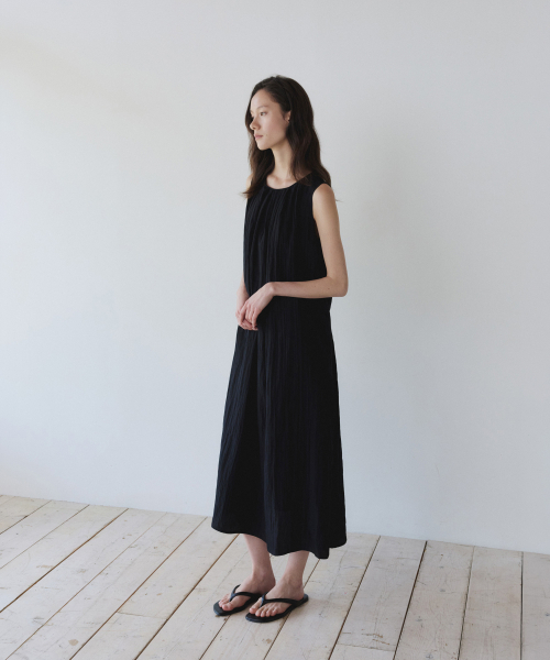 YEARNING（イヤニング）の「SHIRRING LONG SLEEVELESS DRESS, BLACK（ワンピース・レディース・その他・FREE）」の2枚目の写真