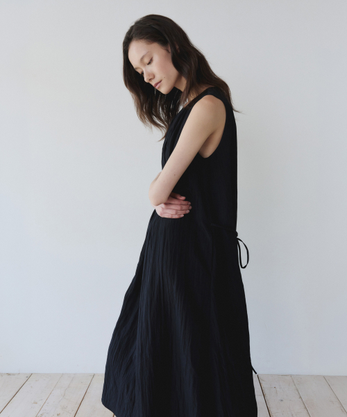 YEARNING（イヤニング）の「SHIRRING LONG SLEEVELESS DRESS, BLACK（ワンピース・レディース・その他・FREE）」の3枚目の写真