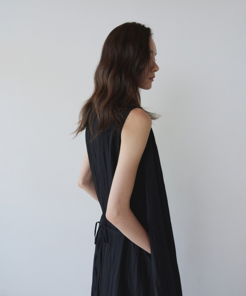 YEARNING（イヤニング）の「SHIRRING LONG SLEEVELESS DRESS, BLACK（ワンピース・レディース・その他・FREE）」の4枚目の写真