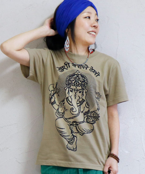 ZIP FIVE(ジップファイブ)の「エスニック Tシャツ ガネーシャ 神様 ヒンディー(Tシャツ/カットソー・メンズ・ホワイト/ブルー系/ブラック/カーキ系/ベージュ系/スミクロ・MEDIUM/X-LARGE/LARGE)」の4枚目の写真