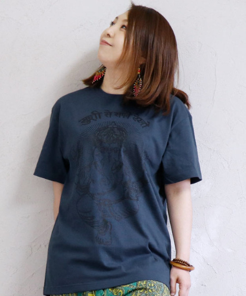 ZIP FIVE(ジップファイブ)の「エスニック Tシャツ ガネーシャ 神様 ヒンディー(Tシャツ/カットソー・メンズ・ホワイト/ブルー系/ブラック/カーキ系/ベージュ系/スミクロ・MEDIUM/X-LARGE/LARGE)」の6枚目の写真