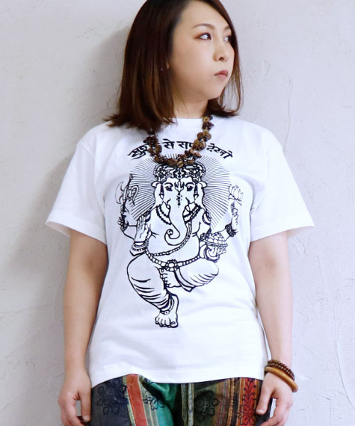 ZIP FIVE(ジップファイブ)の「エスニック Tシャツ ガネーシャ 神様 ヒンディー(Tシャツ/カットソー・メンズ・ホワイト/ブルー系/ブラック/カーキ系/ベージュ系/スミクロ・MEDIUM/X-LARGE/LARGE)」の1枚目の写真