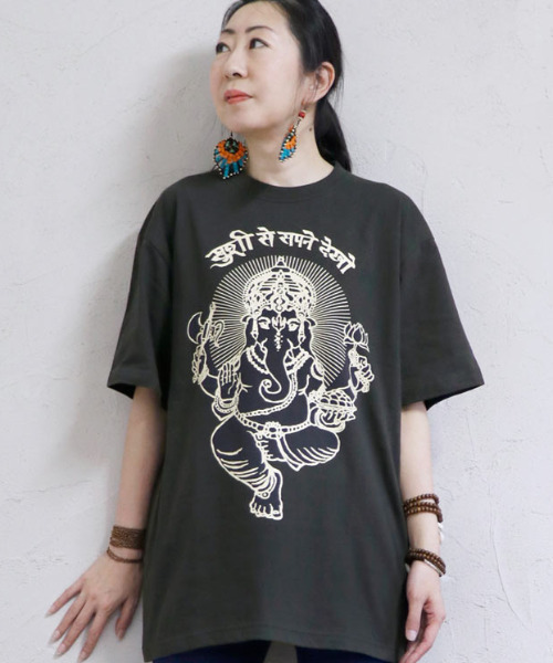ZIP FIVE(ジップファイブ)の「エスニック Tシャツ ガネーシャ 神様 ヒンディー(Tシャツ/カットソー・メンズ・ホワイト/ブルー系/ブラック/カーキ系/ベージュ系/スミクロ・MEDIUM/X-LARGE/LARGE)」の3枚目の写真