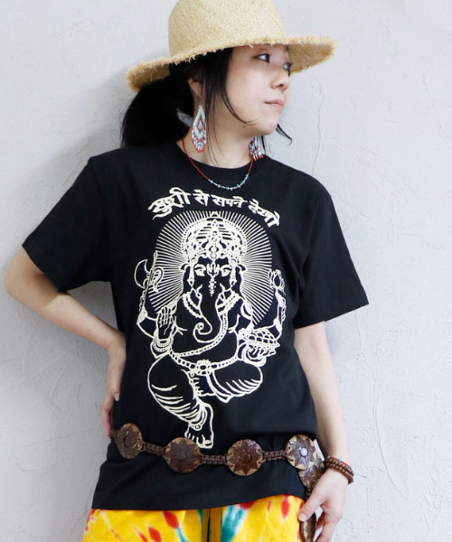 ZIP FIVE(ジップファイブ)の「エスニック Tシャツ ガネーシャ 神様 ヒンディー(Tシャツ/カットソー・メンズ・ホワイト/ブルー系/ブラック/カーキ系/ベージュ系/スミクロ・MEDIUM/X-LARGE/LARGE)」の2枚目の写真