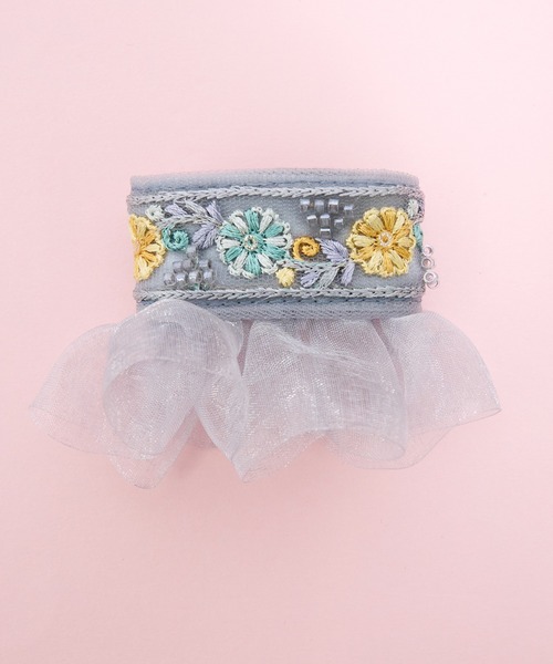 Zoule(ゾーラ)の「Zoule ゾーラ:embroidery cuff105 フラワー刺繍 ヘアーカフス(ヘアピン・レディース・ホワイト/ブラック/ブルー・FREE)」の3枚目の写真