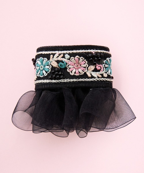 Zoule(ゾーラ)の「Zoule ゾーラ:embroidery cuff105 フラワー刺繍 ヘアーカフス(ヘアピン・レディース・ホワイト/ブラック/ブルー・FREE)」の2枚目の写真