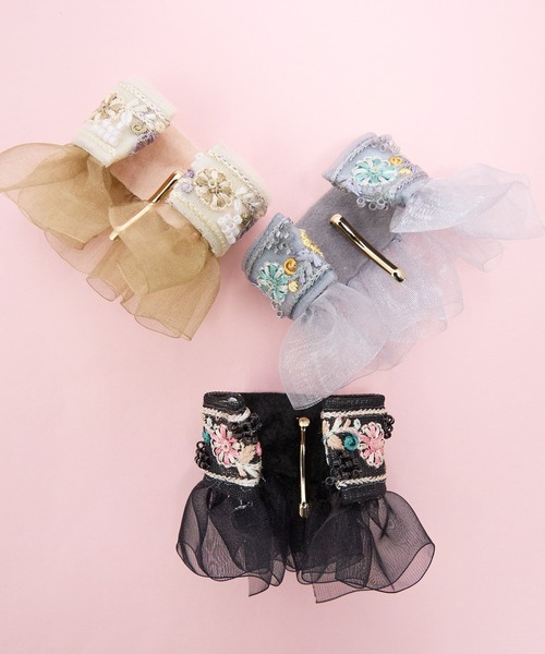 Zoule(ゾーラ)の「Zoule ゾーラ:embroidery cuff105 フラワー刺繍 ヘアーカフス(ヘアピン・レディース・ホワイト/ブラック/ブルー・FREE)」の5枚目の写真