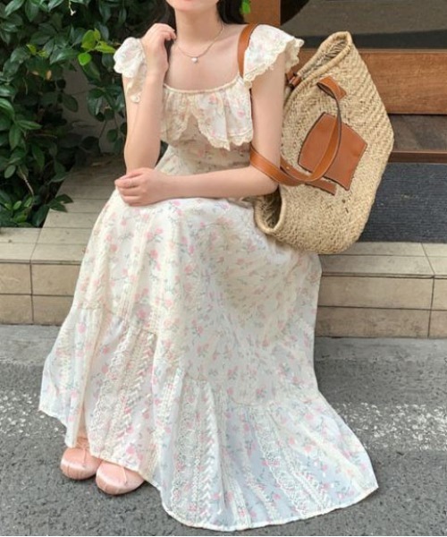 &soiree(アンドソワレ)の「フリルネックフラワーフレアワンピース(ワンピース・レディース・オフホワイト・X-LARGE/LARGE/MEDIUM/SMALL)」の4枚目の写真