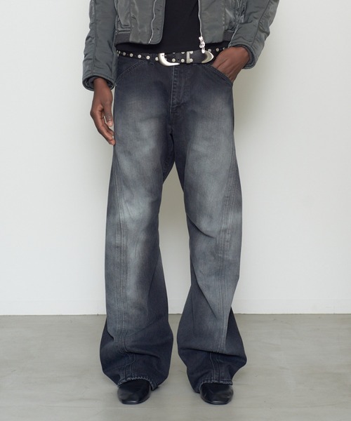 NVRFRGT(ネヴァーフォーゲット)の「3D TWISTED JEANS(デニムパンツ・メンズ・ブラック・2/1)」の1枚目の写真