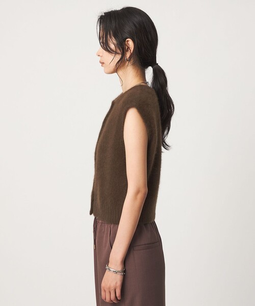 green label relaxing(グリーンレーベルリラクシング)の「ヘアリー 2WAY ニット ベスト(ベスト・レディース・グレー/ベージュ/ダークブラウン・FREE)」の7枚目の写真