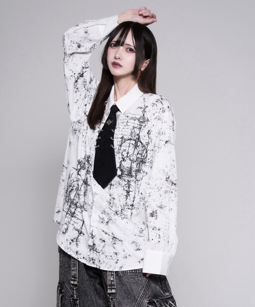 REFLEM(レフレム)の「『REFLEM/レフレム』ピアスネクタイ付きプリントシャツ(シャツ/ブラウス・レディース・ホワイト/ブラック・FREE)」の3枚目の写真