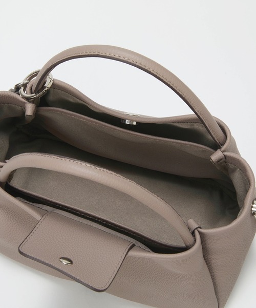 Breath TOPKAPI(ブレストプカピ)の「【Breath TOPKAPI】シュリンクレザー ショルダー付き トートバッグ / チャーム付き M(トートバッグ・レディース・ブラック/ブラウン/グレイッシュベージュ・FREE)」の18枚目の写真