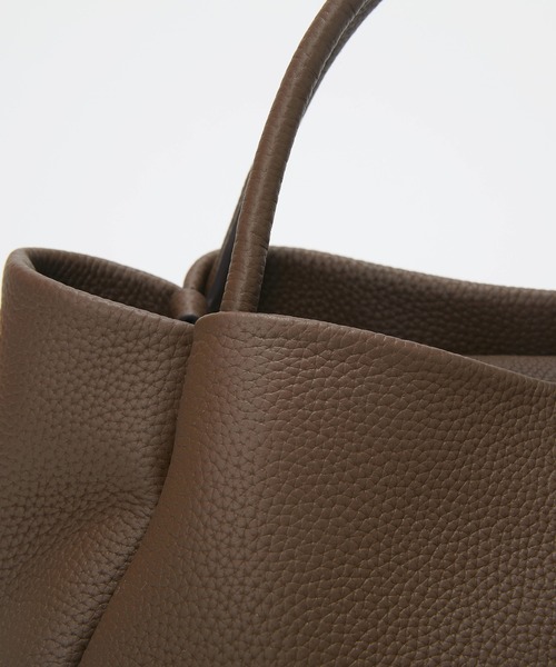 Breath TOPKAPI(ブレストプカピ)の「【Breath TOPKAPI】シュリンクレザー ショルダー付き トートバッグ / チャーム付き M(トートバッグ・レディース・ブラック/ブラウン/グレイッシュベージュ・FREE)」の13枚目の写真