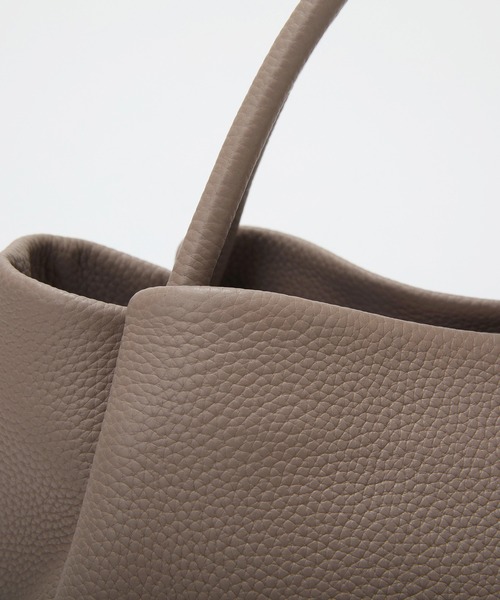 Breath TOPKAPI(ブレストプカピ)の「【Breath TOPKAPI】シュリンクレザー ショルダー付き トートバッグ / チャーム付き M(トートバッグ・レディース・ブラック/ブラウン/グレイッシュベージュ・FREE)」の12枚目の写真