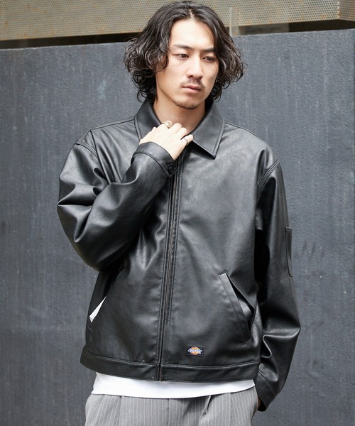 Dickies(ディッキーズ)の「Dickies/ディッキーズ FAKE LEATHER EISENHOWER JACKET フェイクレザー アイゼンハワージャケット ジップ ブランドロゴ モノトーン ストリート モダン 2026年秋冬 秋服 冬服(ブルゾン・メンズ・ブラック・M/L/XL)」の2枚目の写真