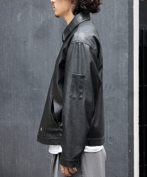 Dickies(ディッキーズ)の「Dickies/ディッキーズ FAKE LEATHER EISENHOWER JACKET フェイクレザー アイゼンハワージャケット ジップ ブランドロゴ モノトーン ストリート モダン 2026年秋冬 秋服 冬服(ブルゾン・メンズ・ブラック・M/L/XL)」の10枚目の写真