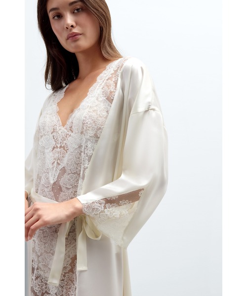 Intimissimi(インティミッシミ)の「"From the Boudoir" シルク&レース ロング ナイトガウン(カーディガン/ボレロ・レディース・オフホワイト・S/M/M/L)」の3枚目の写真