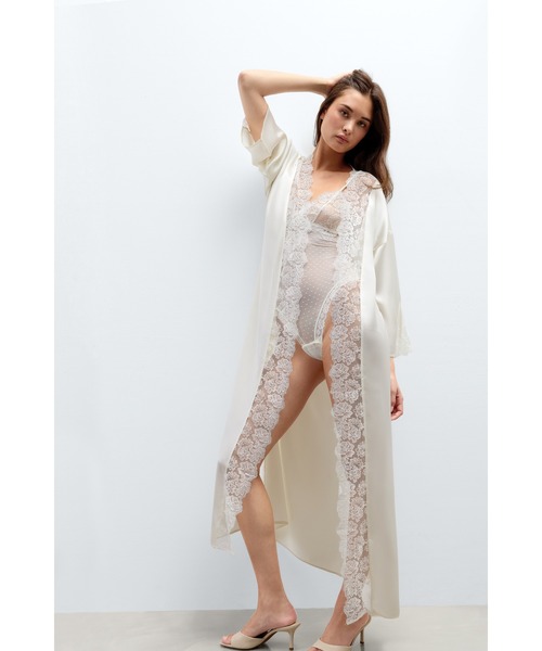 Intimissimi(インティミッシミ)の「"From the Boudoir" シルク&レース ロング ナイトガウン(カーディガン/ボレロ・レディース・オフホワイト・S/M/M/L)」の2枚目の写真