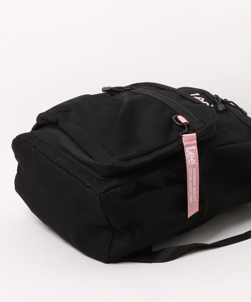 Lee(リー)の「【Lee/リー】【容量21L 撥水加工を施したポリエステル素材を使用】ボックスリュックA シンプル スタイリッシュ ブランドロゴ テープチャーム付き デイリーユース 通勤 通学(バックパック/リュック・レディース・ホワイト/ピンク/ライトグリーン・FREE)」の6枚目の写真