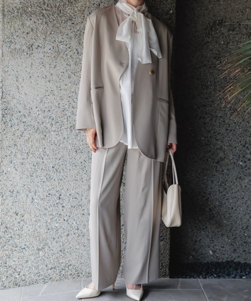 Callarus(カラルス)の「【セットアップ】アシメデザインカラーレスジャケットパンツセットアップスーツ〔Callarus〕(セットアップ・レディース・グレイッシュベージュ/ブラック・S/L/M/3L/LL)」の4枚目の写真