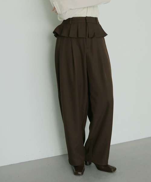 cheriella(シェリエラ)の「【cheriella】レイヤードフリルタックパンツ LAYERED FRILL TUCK PANTS(チノパンツ・レディース・グレイッシュベージュ/チャコールグレー/ブラック/ブラウン・FREE)」の3枚目の写真