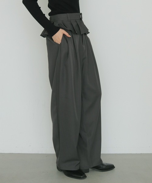 cheriella(シェリエラ)の「【cheriella】レイヤードフリルタックパンツ LAYERED FRILL TUCK PANTS(チノパンツ・レディース・グレイッシュベージュ/チャコールグレー/ブラック/ブラウン・FREE)」の1枚目の写真