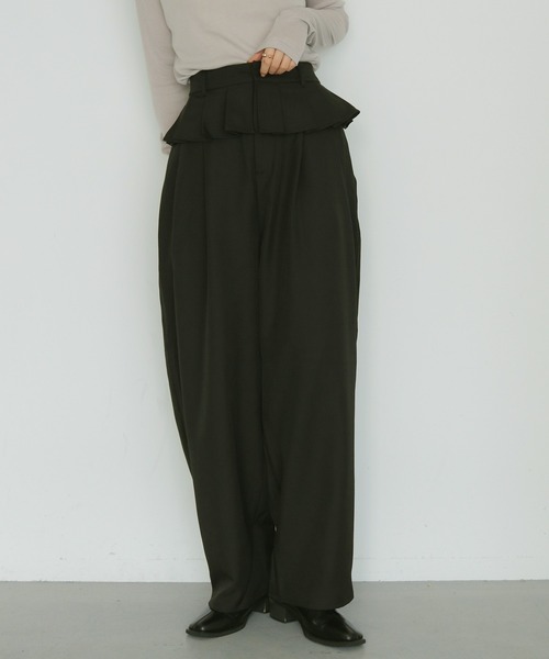 cheriella(シェリエラ)の「【cheriella】レイヤードフリルタックパンツ LAYERED FRILL TUCK PANTS(チノパンツ・レディース・グレイッシュベージュ/チャコールグレー/ブラック/ブラウン・FREE)」の2枚目の写真