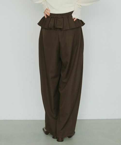 cheriella(シェリエラ)の「【cheriella】レイヤードフリルタックパンツ LAYERED FRILL TUCK PANTS(チノパンツ・レディース・グレイッシュベージュ/チャコールグレー/ブラック/ブラウン・FREE)」の5枚目の写真