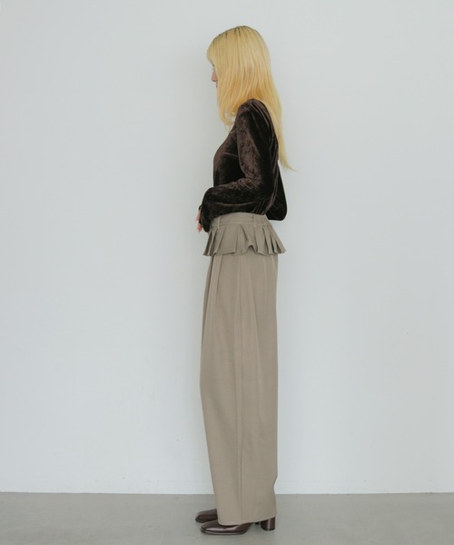 cheriella(シェリエラ)の「【cheriella】レイヤードフリルタックパンツ LAYERED FRILL TUCK PANTS(チノパンツ・レディース・グレイッシュベージュ/チャコールグレー/ブラック/ブラウン・FREE)」の11枚目の写真